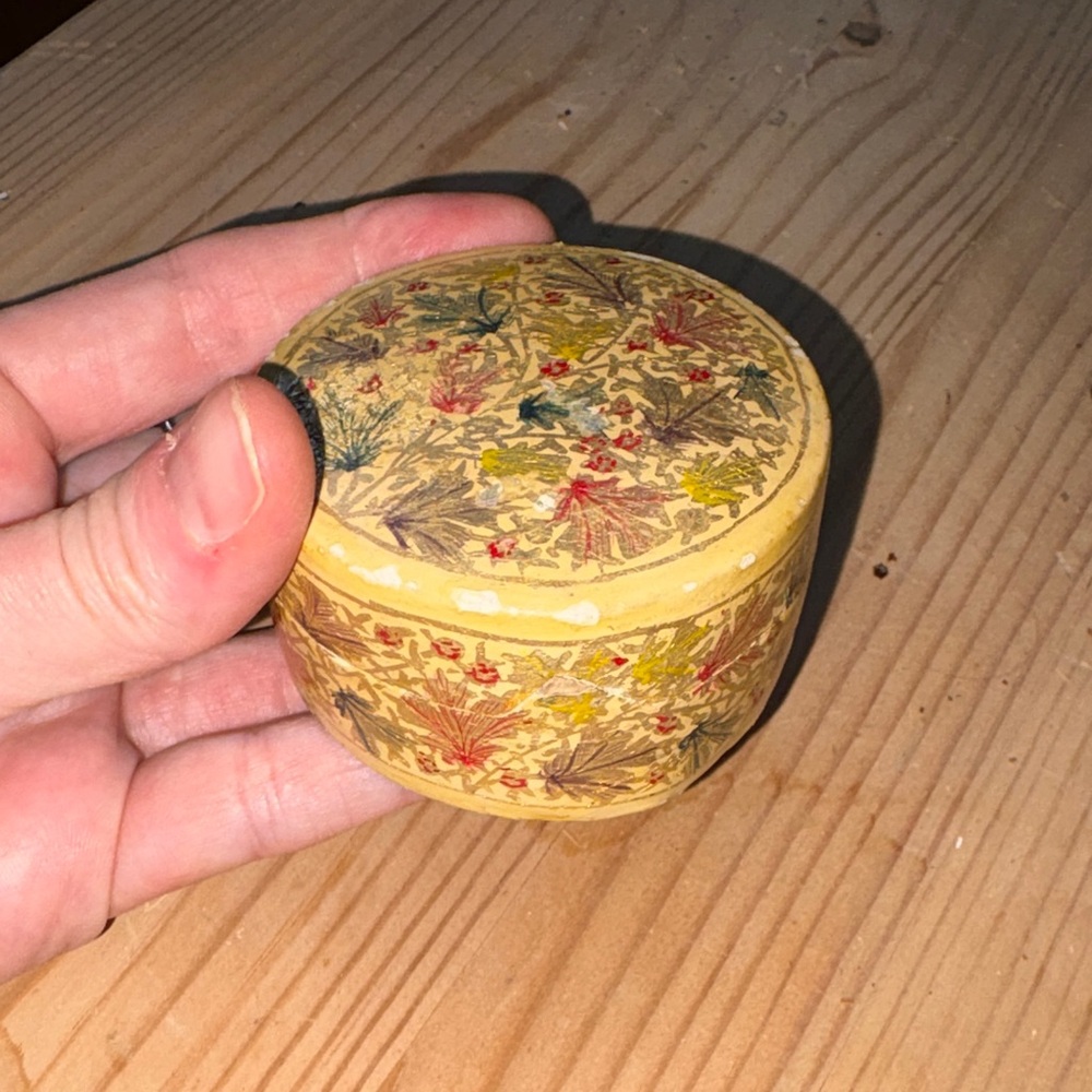 🇮🇳💐Antique Kashmiri Indian Yellow Floral Papier-mâche Trinket Box *wear*